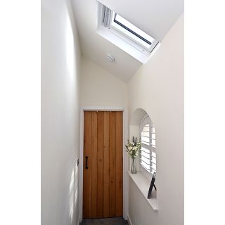 Keylite White Painted Centre Pivot 550 x 980mm Hi-Therm